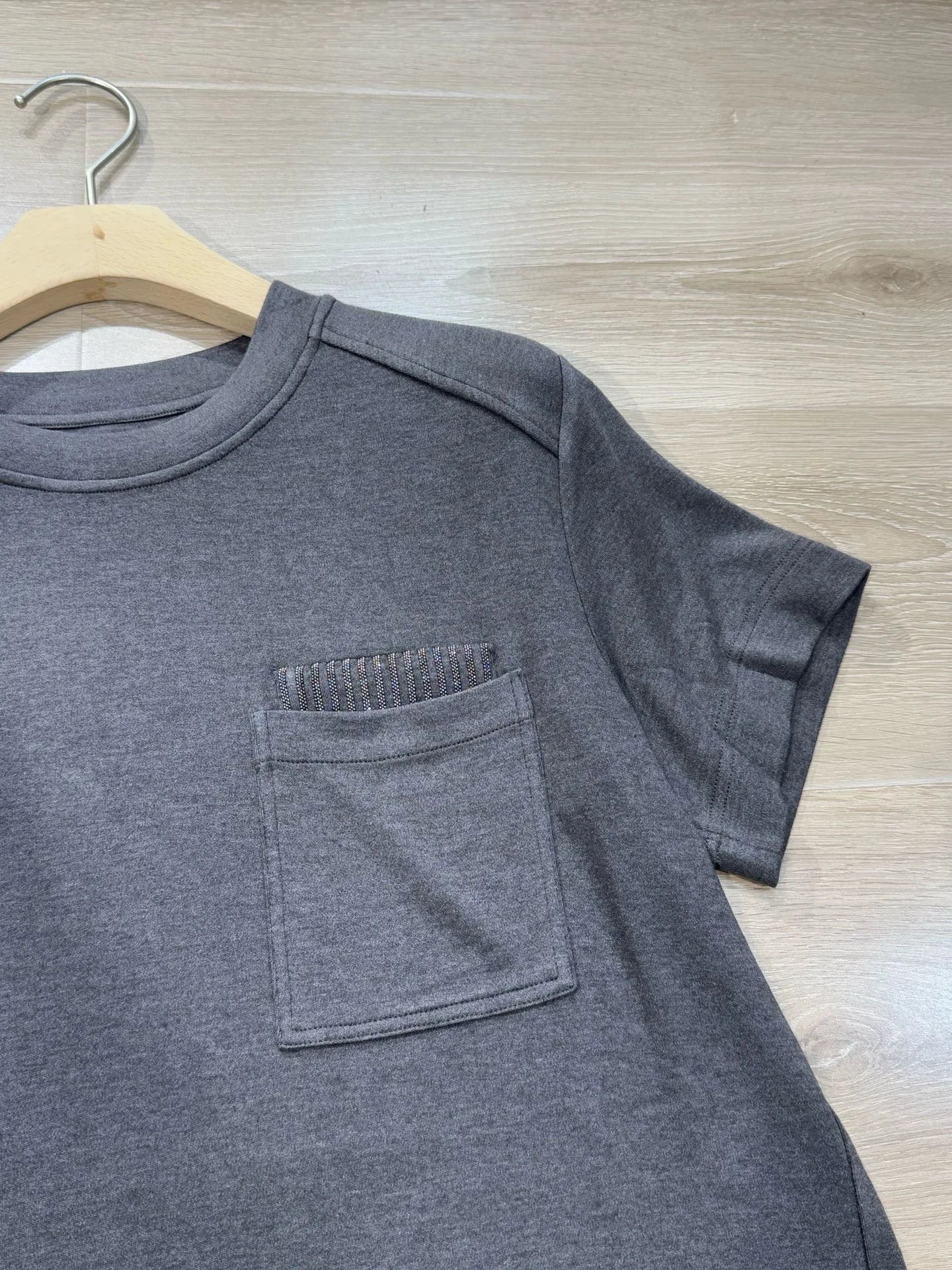 T-shirt Matière Douce en jersey avec broderie de poche, col rond, manches courtes, disponible en 3 couleurs | SuzzaneMarket