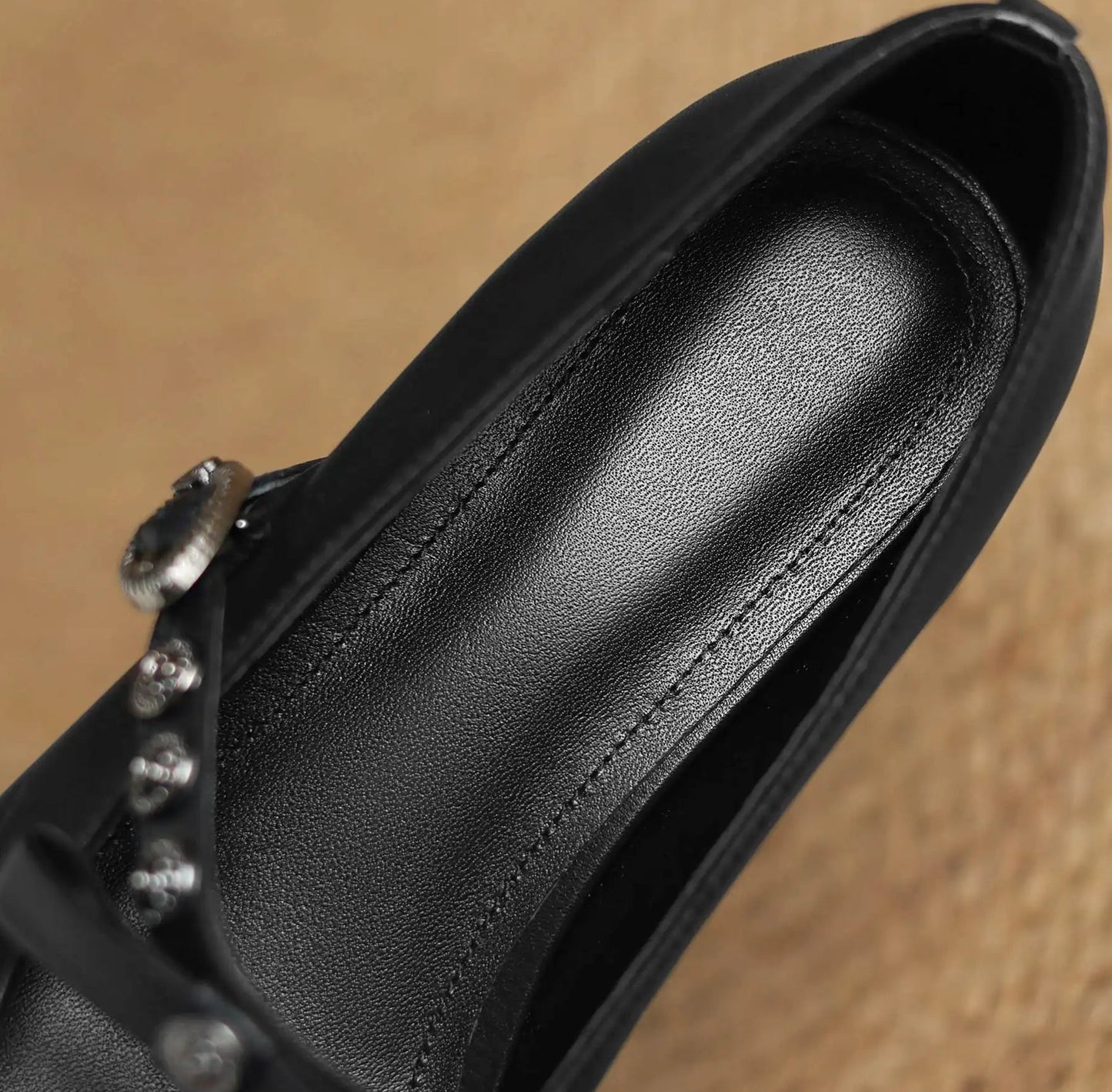 Vue supérieure des ballerines Petit Talon DANCY en cuir noir avec bride à boucle | SuzzaneMarket