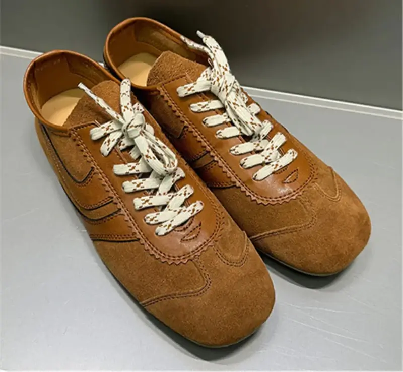 Baskets Bout Carré JAMEA en daim marron, semelle fine, lacets crème | SuzzaneMarket