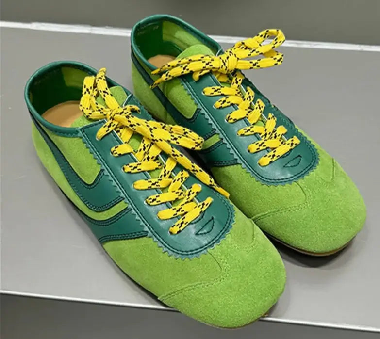 Baskets Bout Carré JAMEA en daim et cuir, coloris vert avec lacets jaunes | SuzzaneMarket