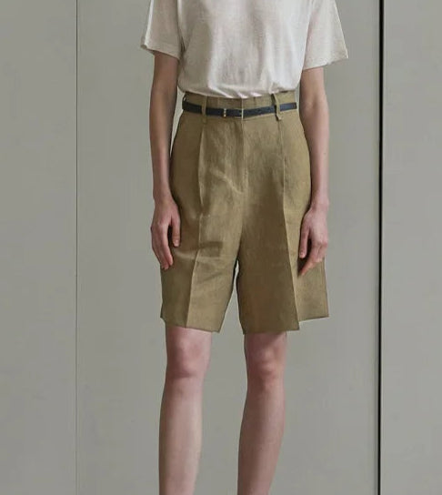 Bermuda en lin classique couleur beige, coupe droite et taille haute, idéal pour le quotidien | SuzzaneMarket