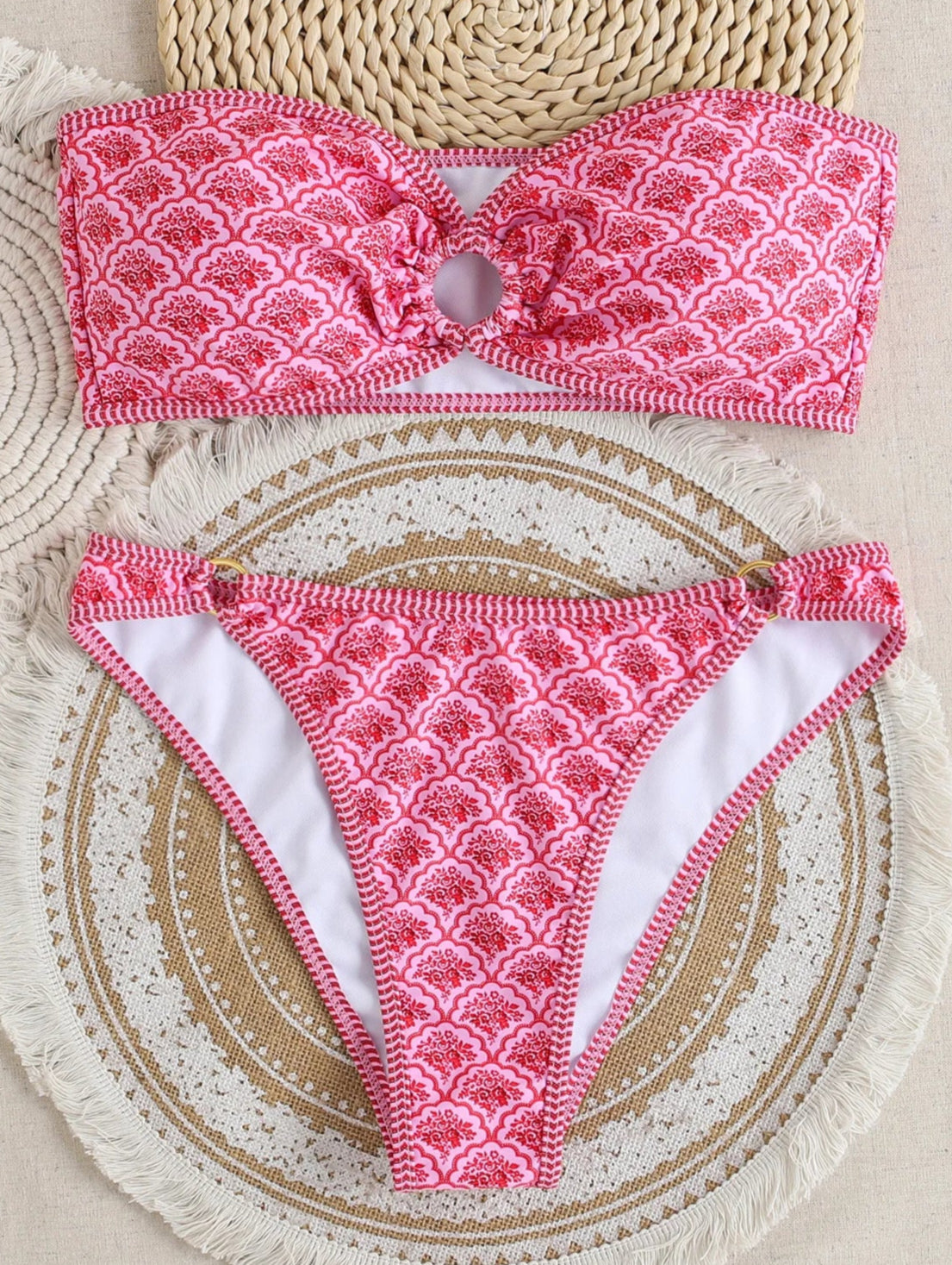 Bikini bandeau coques CELIA, chic à bords festonnés et culotte brésilienne échancrée | SuzzaneMarket