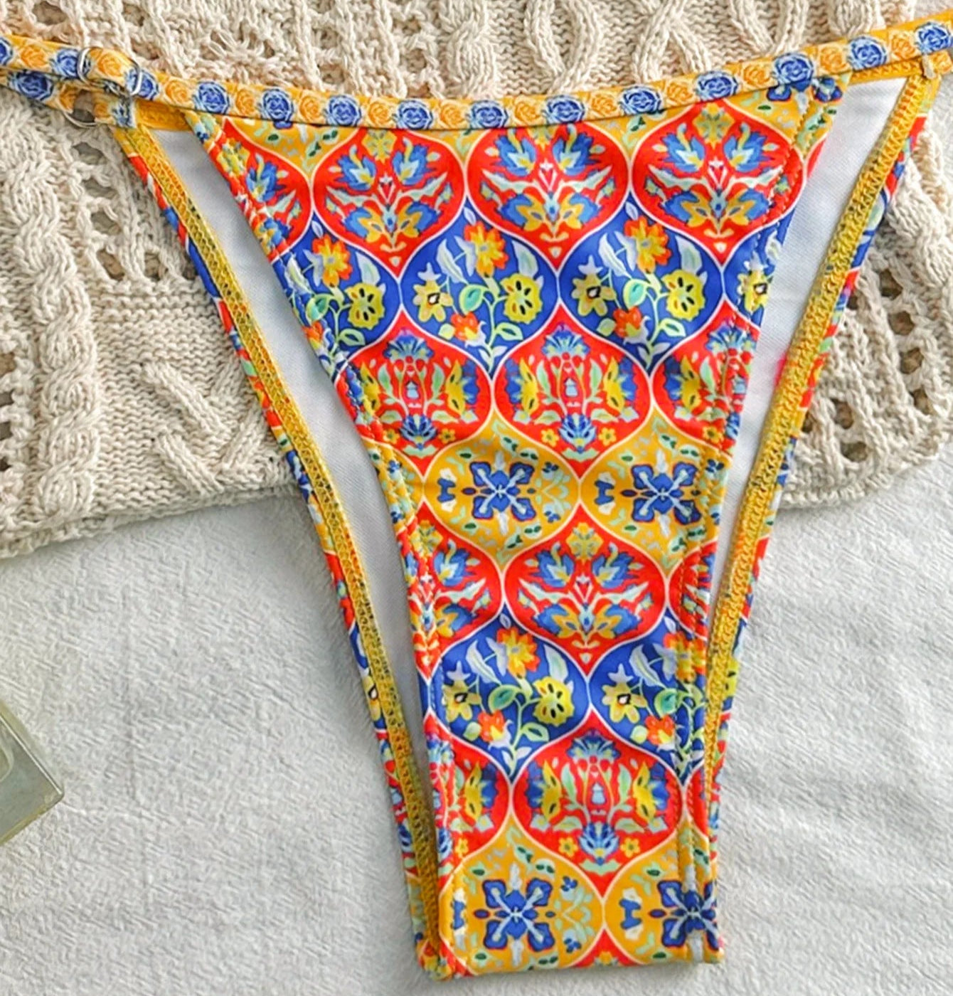 Brésilien Triangle Tanga bikini in vibrant floral print with elastic fit | SuzzaneMarket