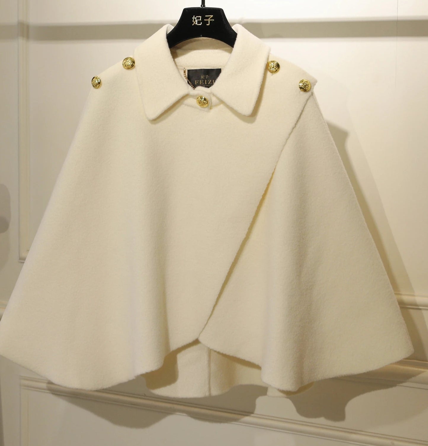 Cape Laine Asymétrique en laine mélangée avec boutons dorés, disponible en 4 couleurs | SuzzaneMarket