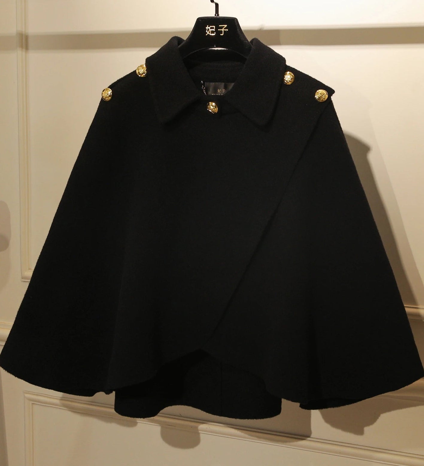 Cape Laine Asymétrique en laine mélangée noire avec boutons dorés |SuzzaneMarket