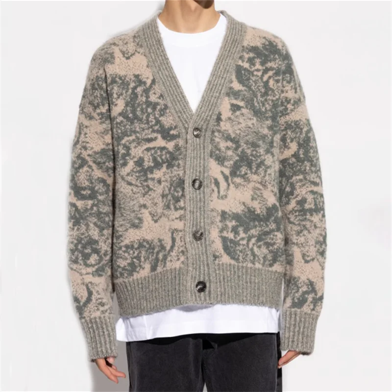 Ensemble cardigan en laine mohair, col V, style loose, motifs beige et vert, disponible chez SuzzaneMarket.