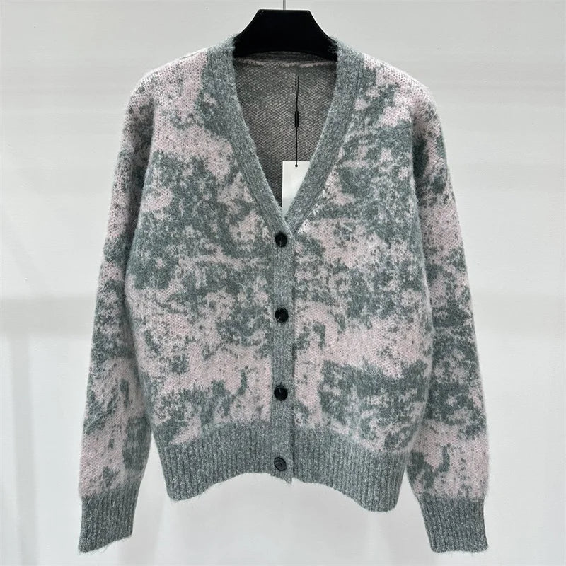 Cardigan en laine mohair avec motif gris et rose, col V et boutons, coupe loose, idéal pour le confort |SuzzaneMarket