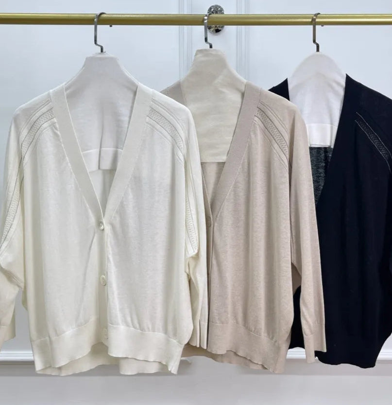 Cardigan en tricot soie et lin, disponible en blanc, beige et noir, coupe ample, col V, SuzzaneMarket.