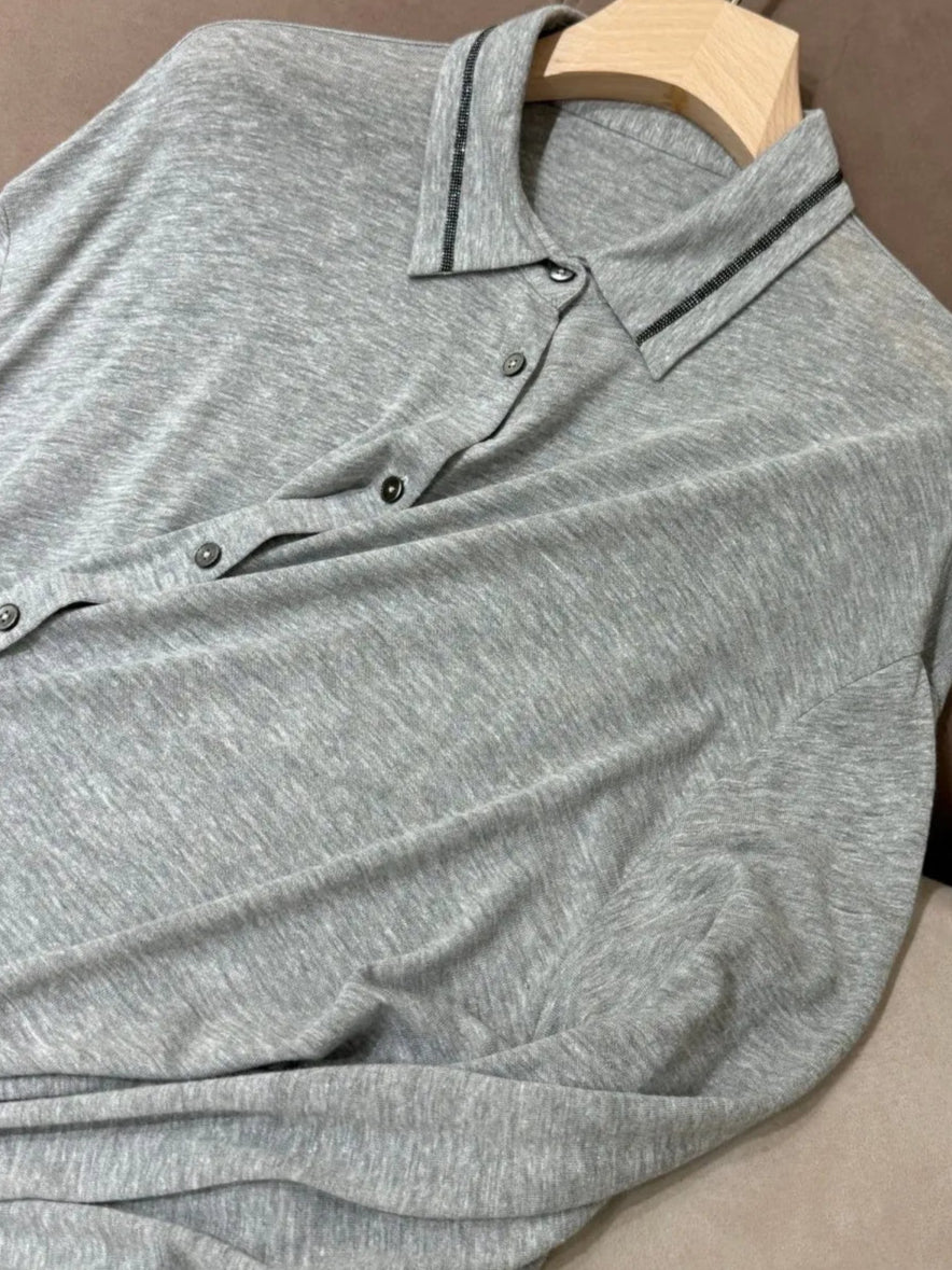 Chemise jersey légère grise avec liseret sur le col, coupe ample et douce. | SuzzaneMarket