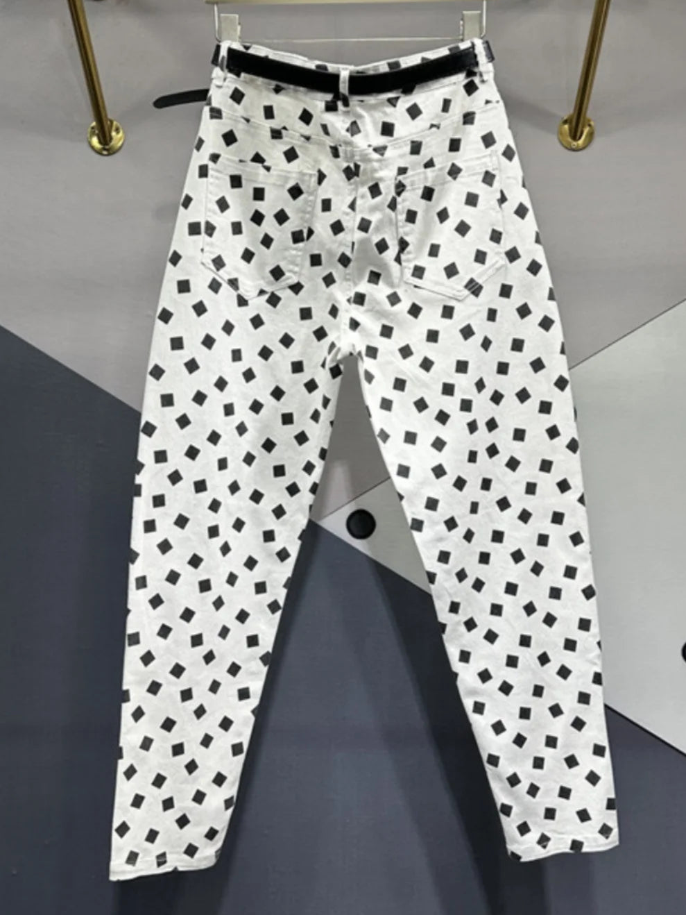 Jeans Droit Imprimé CLEO en denim stretch, taille haute et jambes droites, motif géométrique noir et blanc | SuzzaneMarket