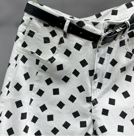 Jeans Droit Imprimé en denim blanc avec motifs noirs sans ceinture | SuzzaneMarket