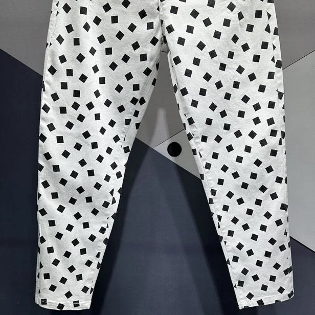 Jeans Droit Imprimé en denim coton légèrement stretch avec motifs noirs sur fond blanc | SuzzaneMarket