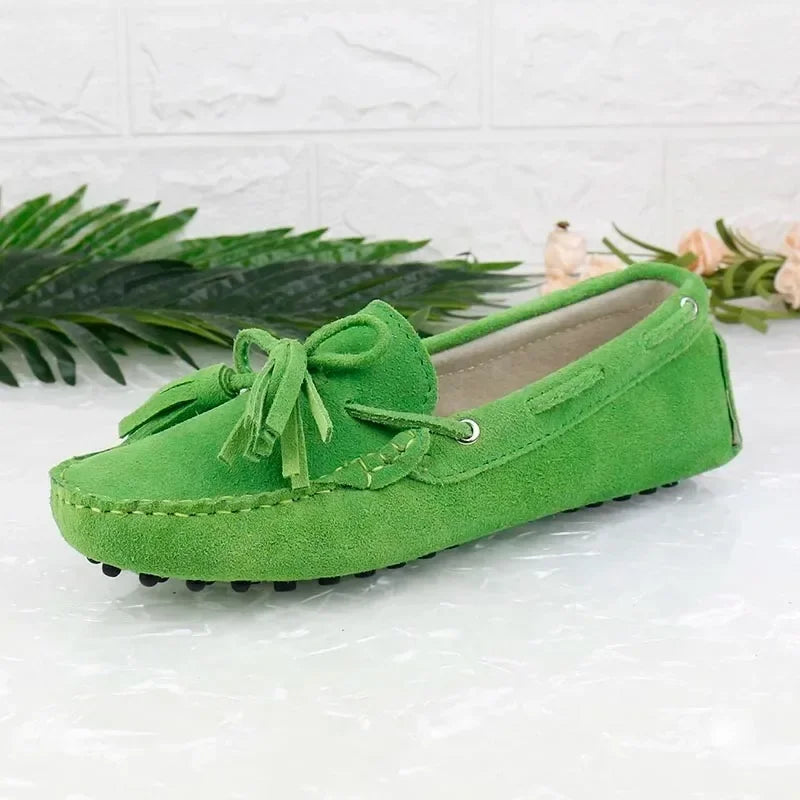 Loafers Cuir Suède vert avec lanière et pompons, semelle confort textile | SuzzaneMarket
