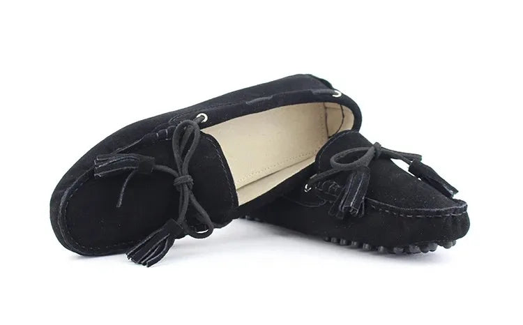 Loafers Cuir Suède BETH1 en noir, confort textile, semelle caoutchouc, style avec noeud et pompons | SuzzaneMarket