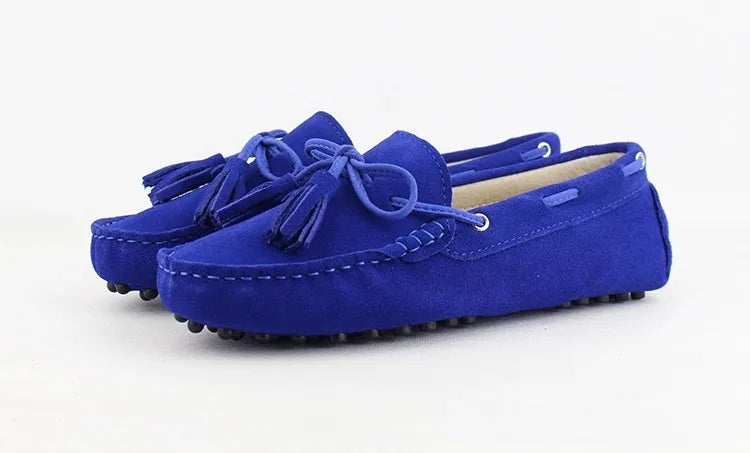 Loafers Cuir Suède BETH1 en bleu avec lanière, noeud et pompons, semelle picots en caoutchouc | SuzzaneMarket