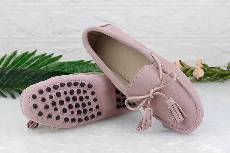 Loafers en cuir suède rose avec semelle picots en caoutchouc et pompons | SuzzaneMarket