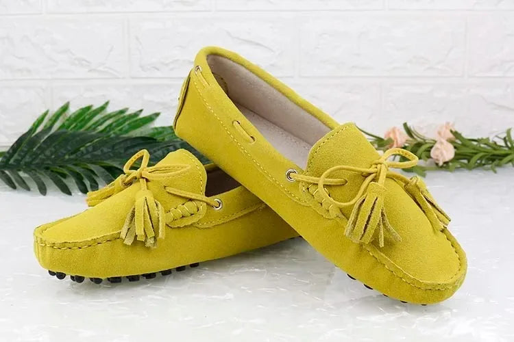 Loafers en cuir suède jaunes avec pompons et lanière, confort textile, semelle picots | SuzzaneMarket