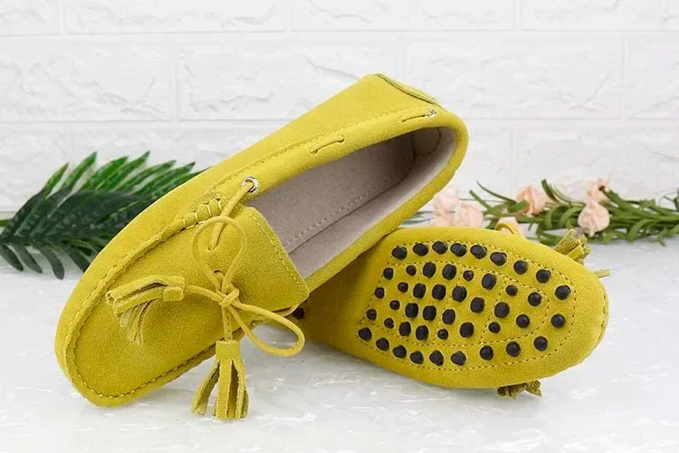 Loafers en cuir suède vert citron avec pompons, semelle intérieure textile et picots, confortables et souples |SuzzaneMarket
