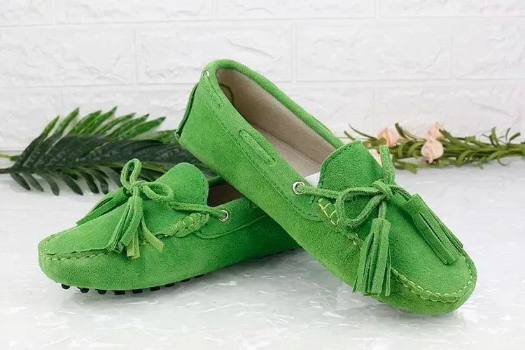 Loafers en cuir suède verts avec pompons et lanière, confortables et souples | SuzzaneMarket