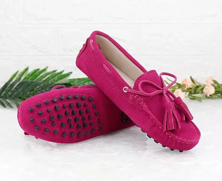 Loafers en cuir suède rose fuchsia avec pompons et semelle en caoutchouc | SuzzaneMarket.