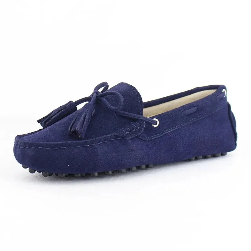 Loafers en cuir suède bleu marine avec lanière et pompons | SuzzaneMarket