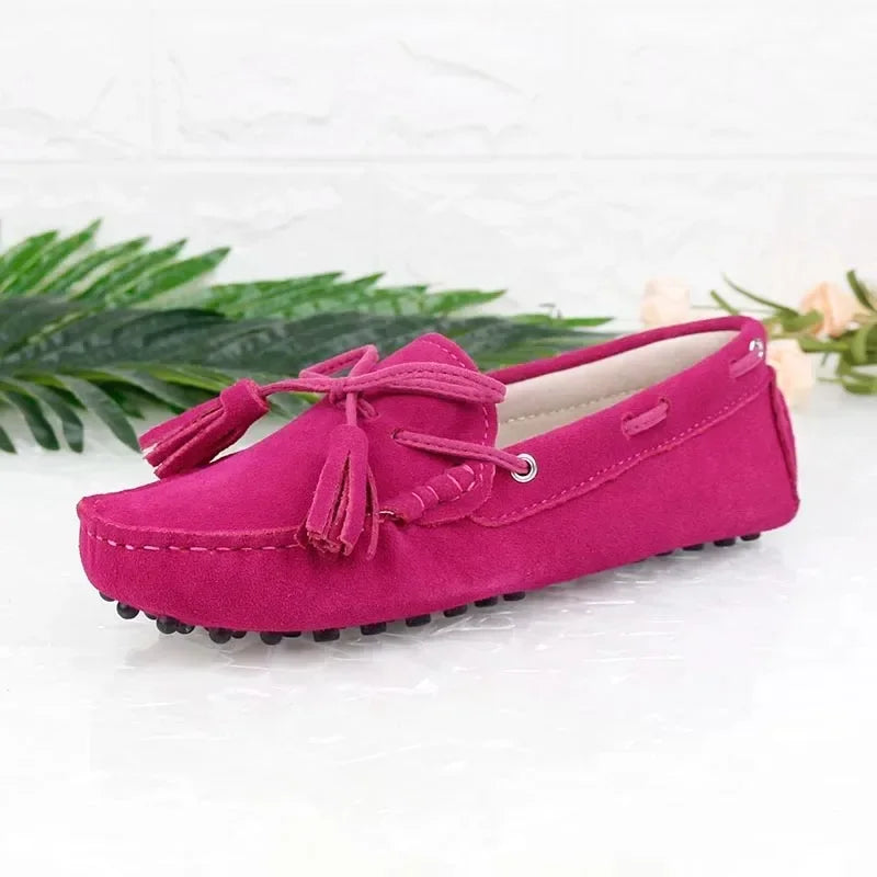 Loafers en cuir suède rose avec lanière et pompons, confort textile | SuzzaneMarket