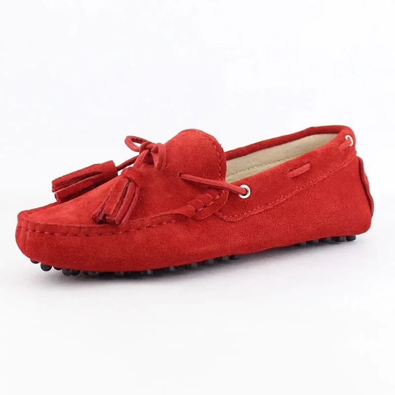 Loafers Cuir Suède en rouge avec lanière, noeud et pompons sur le dessus | SuzzaneMarket
