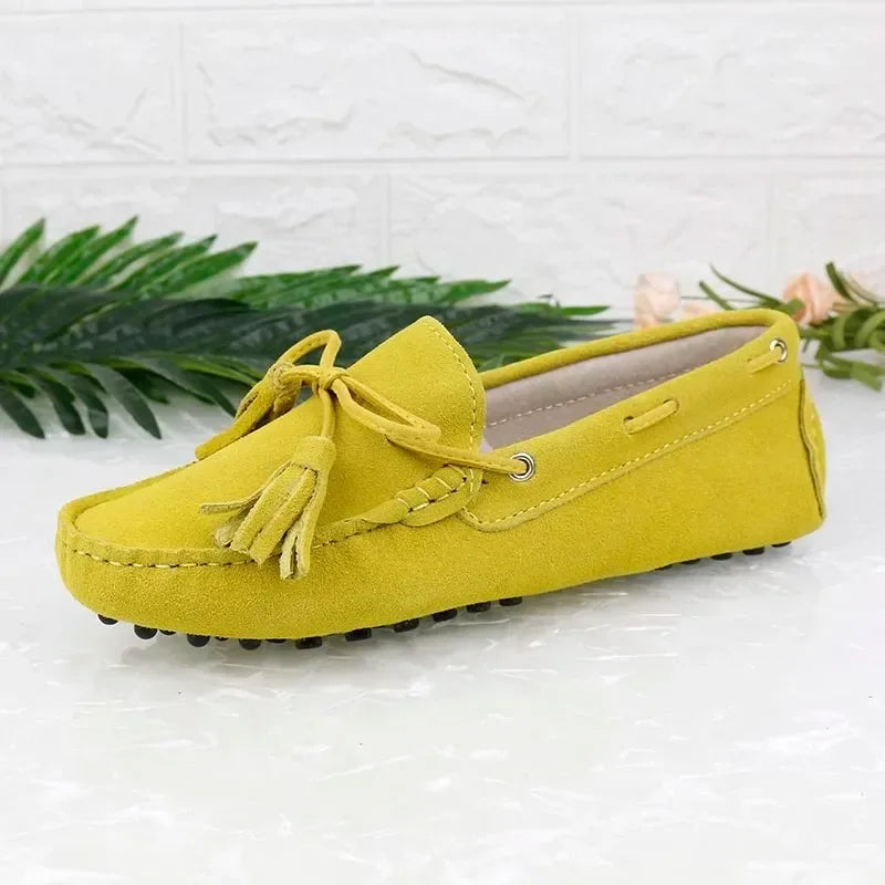 Loafers en cuir suède jaune avec pompons, semelle en caoutchouc, design confortable |SuzzaneMarket