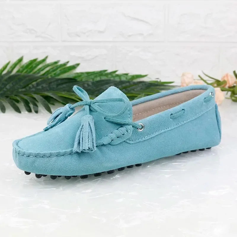 Loafers en cuir suède bleu avec pompons, semelle picots, confort textile | SuzzaneMarket