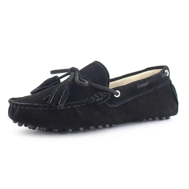 Loafers en cuir suède noir avec lanière, noeud et pompons. Confort textile et semelle en caoutchouc |SuzzaneMarket