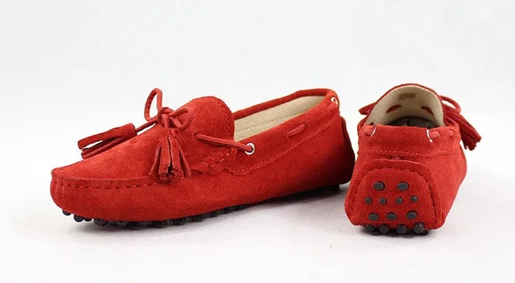 Loafers en cuir suède rouge avec nœud et pompons, semelle intérieure confortable | SuzzaneMarket