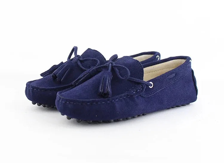 Loafers en cuir suède bleu marine avec pompons, semelle intérieure confort, semelle en caoutchouc | SuzzaneMarket