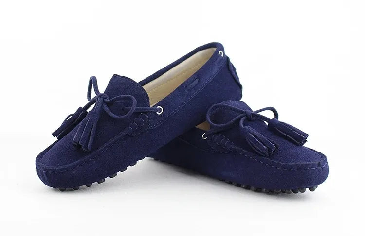 Loafers en cuir suède bleu marine avec pompons et semelle caoutchouc | SuzzaneMarket