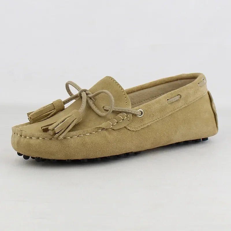 Loafers Cuir Suède beiges avec décoration en pompons, confort textile, semelle en caoutchouc crantée | SuzzaneMarket