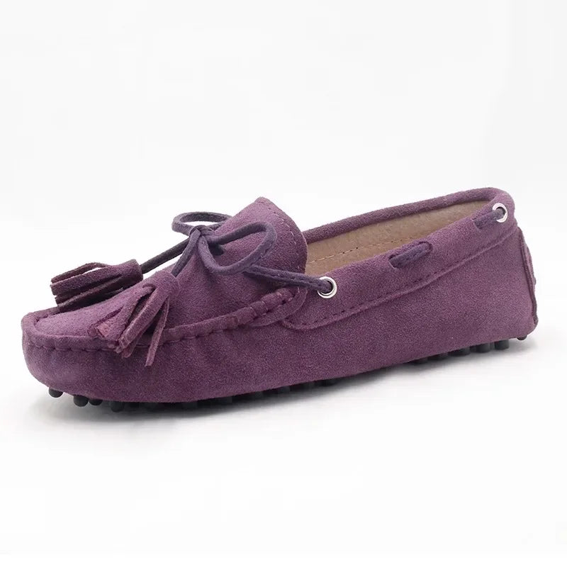 Loafers en cuir suède violet avec pompons et nœud, semelle intérieure textile confortable | SuzzaneMarket
