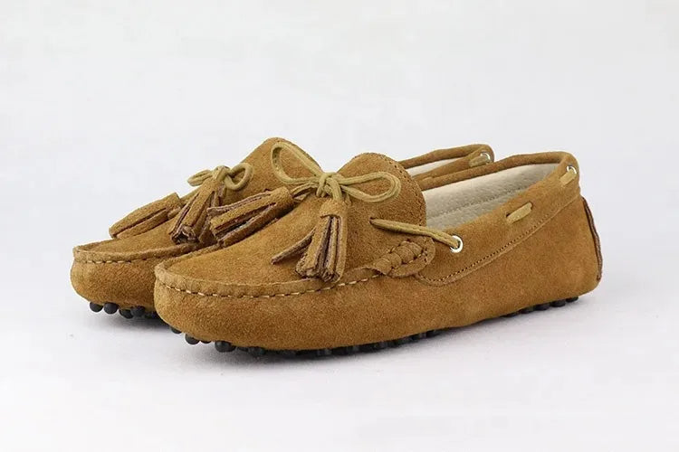 Loafers en cuir suède marron, décorés de pompons et nœud, semelles confortables en caoutchouc | SuzzaneMarket