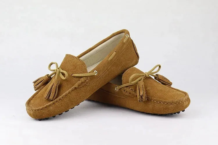 Loafers en cuir suède avec pompons et nœud, semelle intérieure confort | SuzzaneMarket