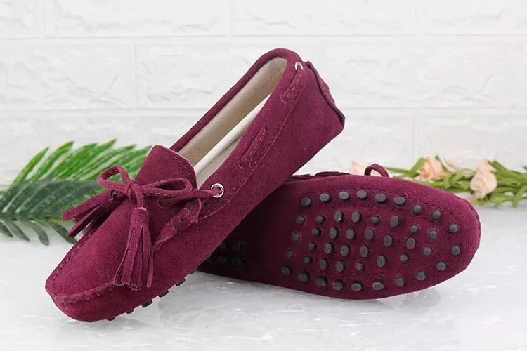 Loafers Cuir Suède BETH2 en bordeaux avec décorations pompons, semelle en caoutchouc - 7 couleurs disponibles | SuzzaneMarket
