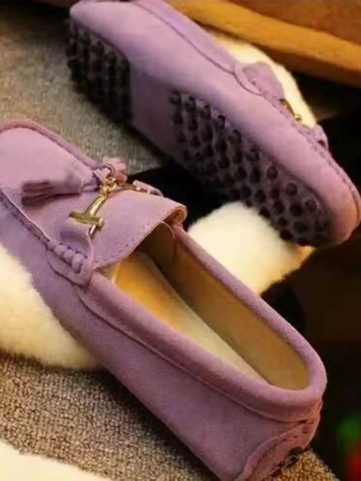 Loafers Cuir Suède LOLA2 en violet, avec pompons et semelle caoutchouc | SuzzaneMarket