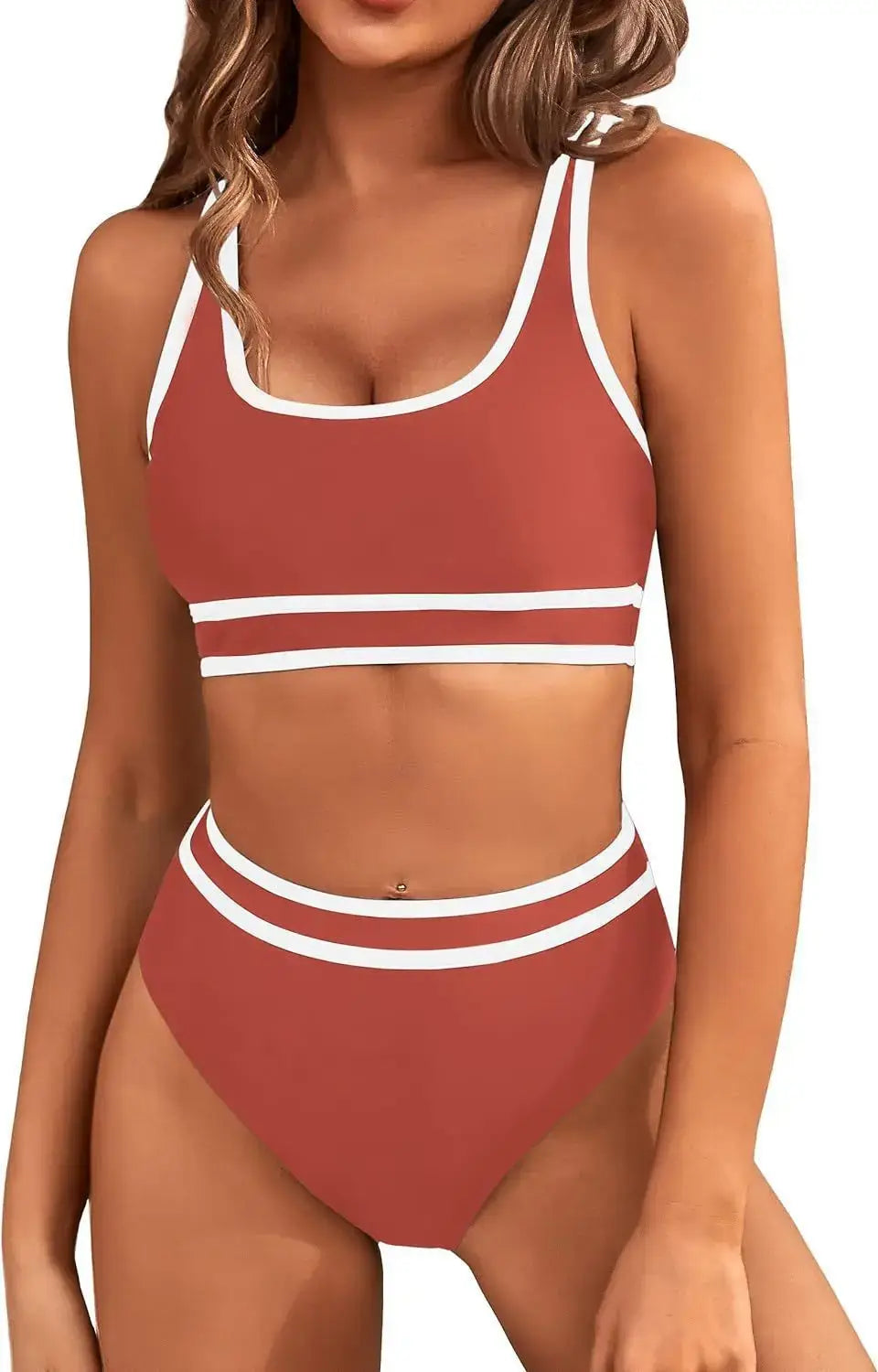 Maillot 2 pièces sport ILLO en rouge, culotte taille haute et haut à larges bandes | SuzzaneMarket