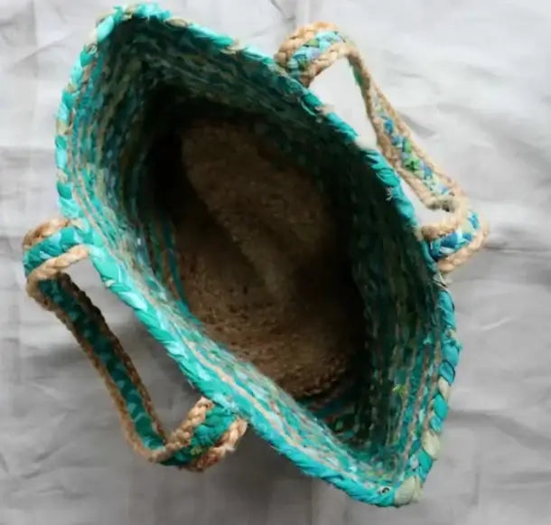 Panier Indien en jute fait à la main, vue de dessus, coloré avec anses, idéal pour le shopping ou le rangement.