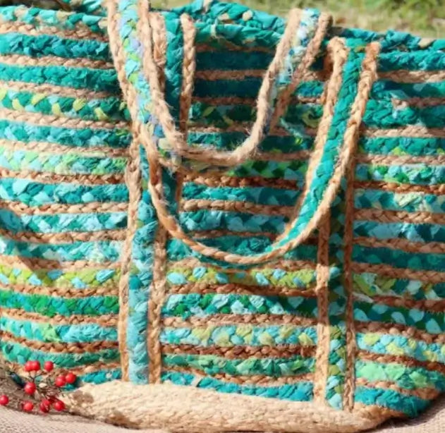 Sac Jute Indien fait à la main en tressage de jute et osier, disponible en 3 tailles avec anses d'épaule.