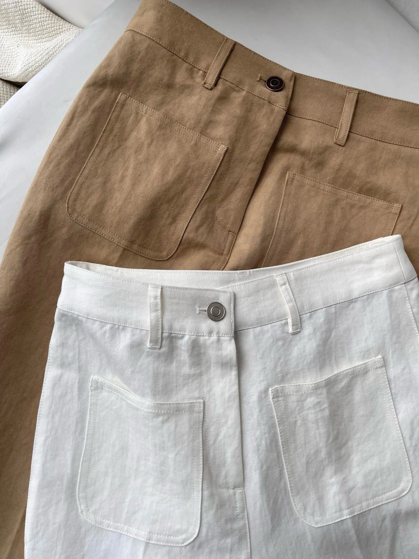 Pantalon Lin Classique en deux couleurs, beige et blanc, avec poches plaquées et coupe droite | SuzzaneMarket