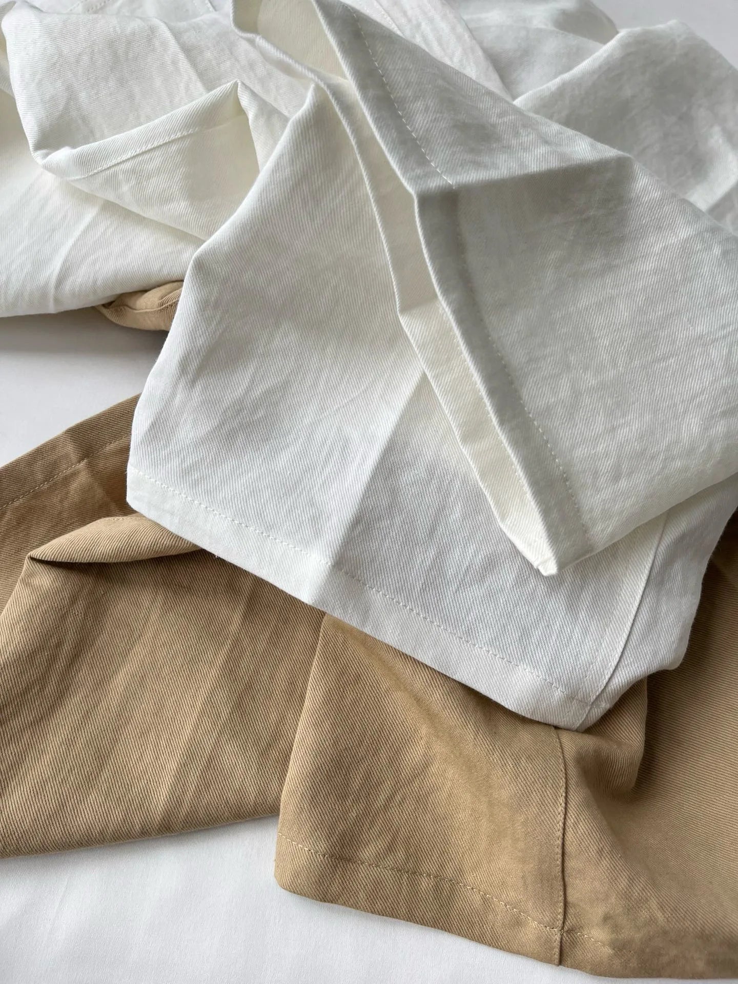 Pantalon Lin Classique en lin fin, couleur beige et blanc, coupe straight, 2 poches plaquées | SuzzaneMarket