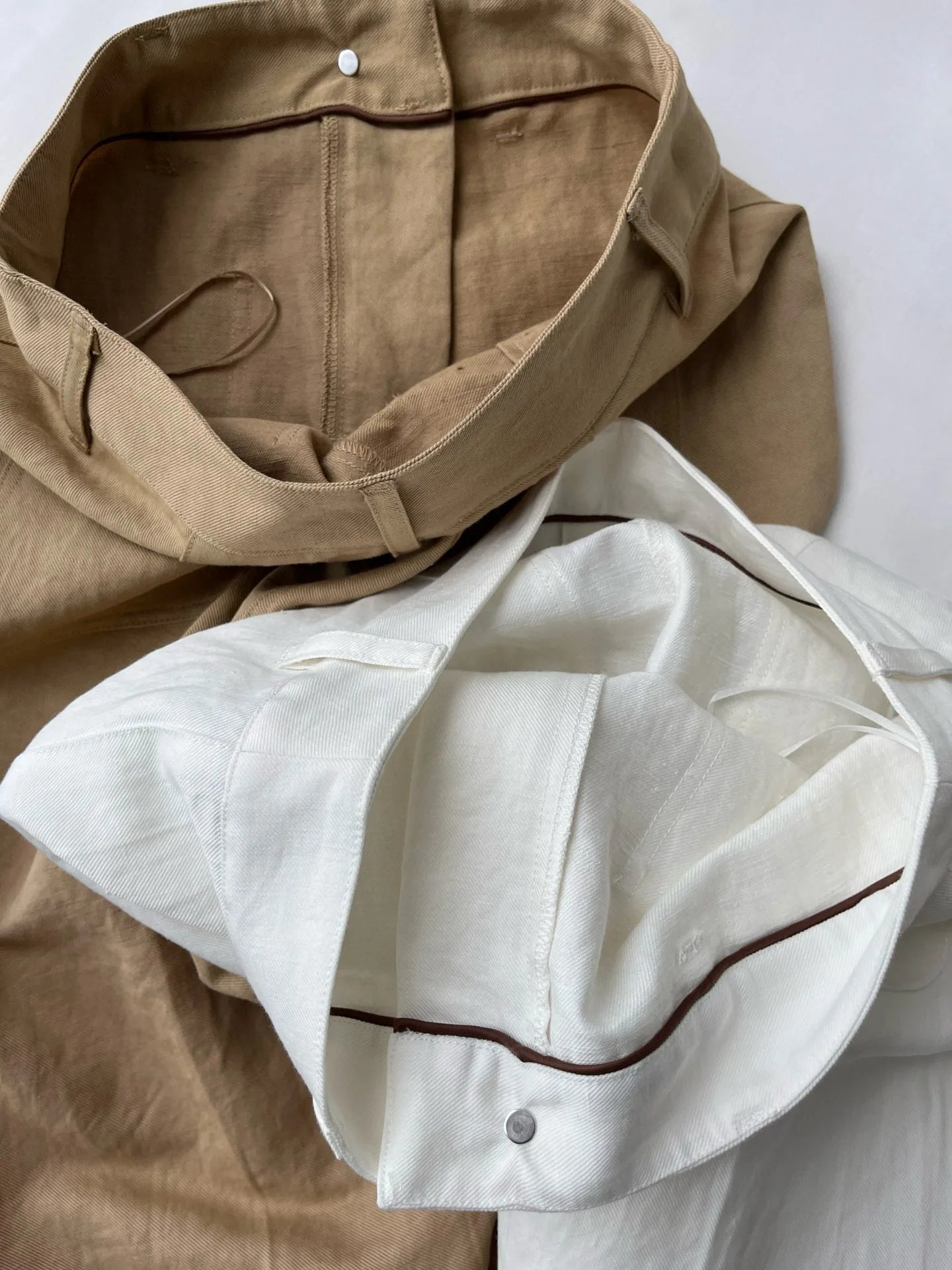 Pantalon Lin Classique avec coupe straight, en lin fin, disponible en beige et blanc | SuzzaneMarket