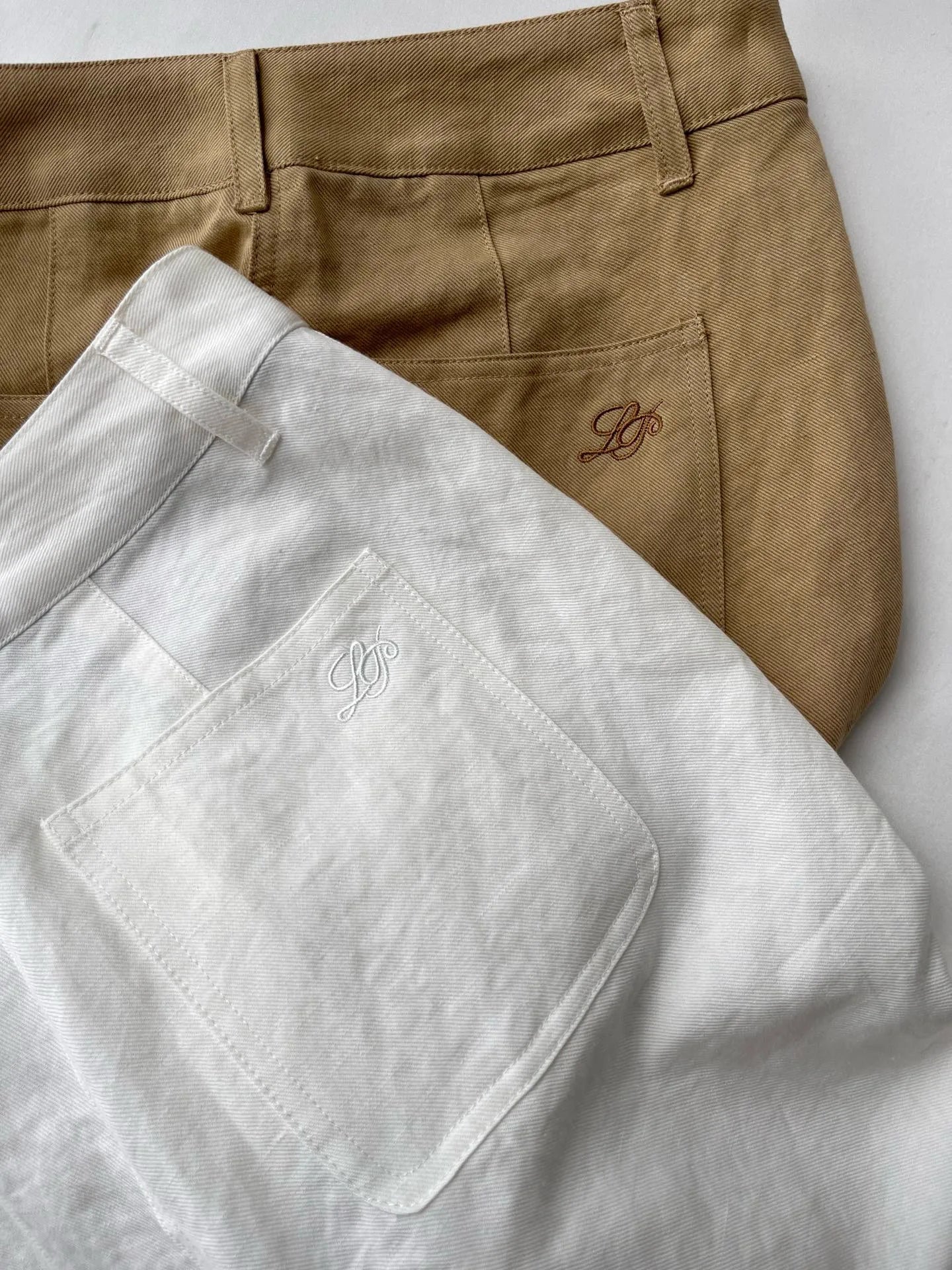 Pantalon Lin Classique en deux couleurs, beige et blanc, détails sur poches et logo |SuzzaneMarket