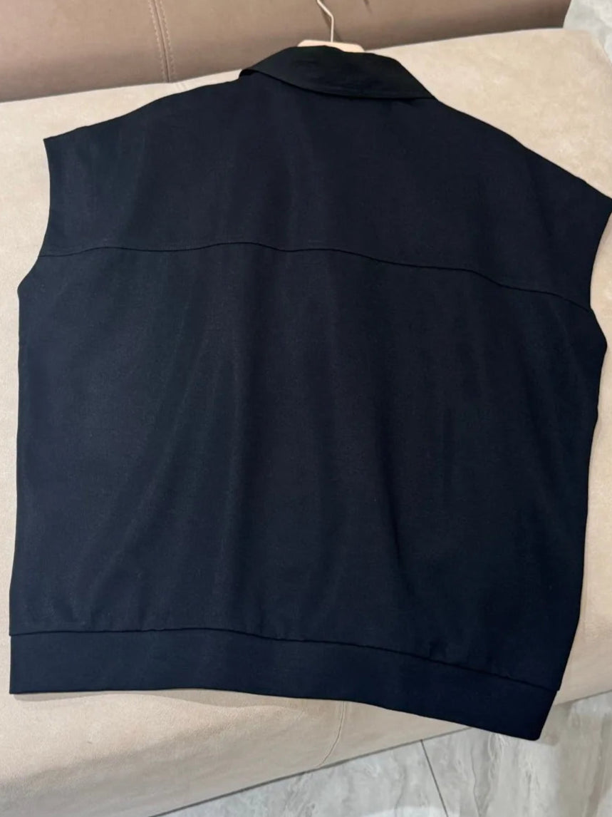 Back view of the LITO Polo Jersey Fin in black, a sleeveless cotton design. Perfect for casual wear. |SuzzaneMarket