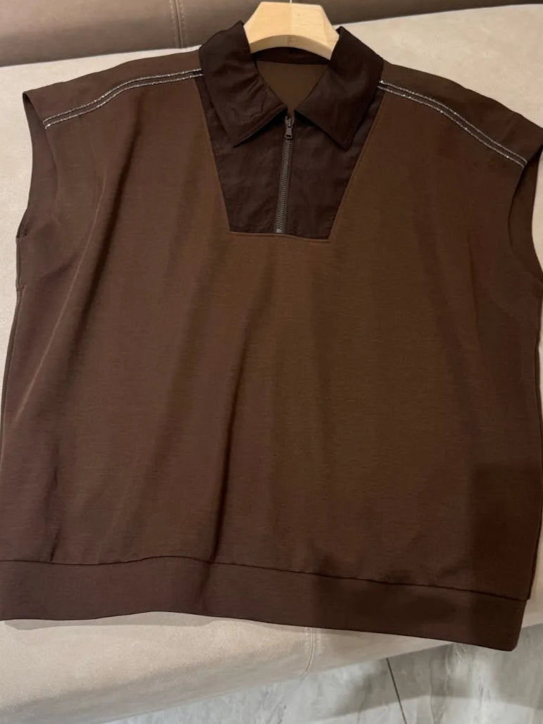 Polo jersey sans manche couleur marron, coupe droite, col contrasté, fermeture zipper | SuzzaneMarket