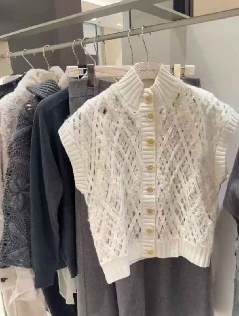 Gilet tricot cachemire blanc, sans manches, à boutons, au style coréen, parfait pour une allure élégante |SuzzaneMarket