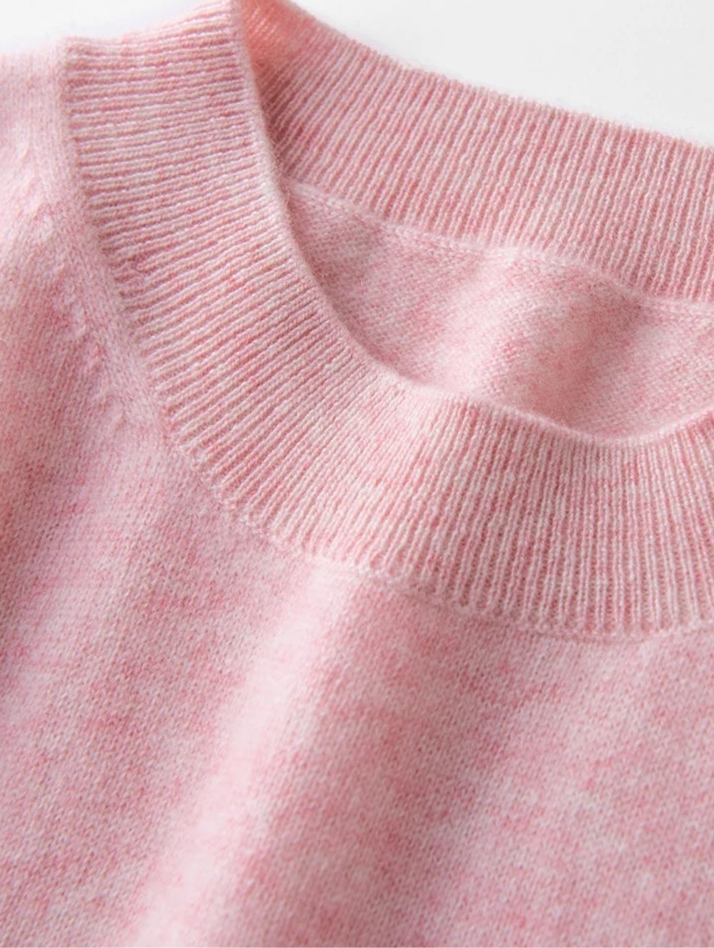 Pull cachemire printemps rose doux, col rond et manches courtes. Idéal pour un look décontracté | SuzzaneMarket.
